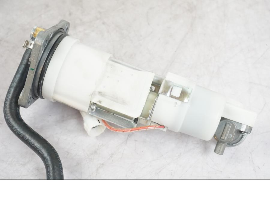 Extrabild2 på Bensinpump insprut från en KTM 1290 Super Duke R -2022 motorcykel.