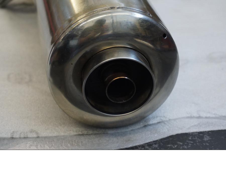 Snett uppifrån på Ljuddämpare från en Yamaha TDM 900 -2009 motorcykel.