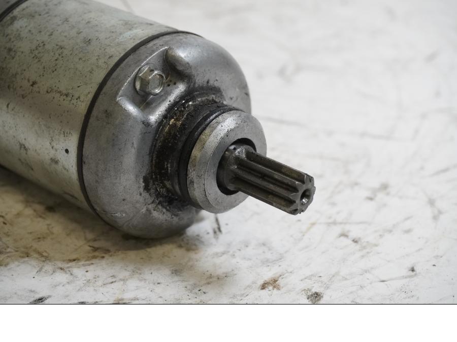 Baksidan på Startmotor från en Yamaha YZF R6 -1999 motorcykel.