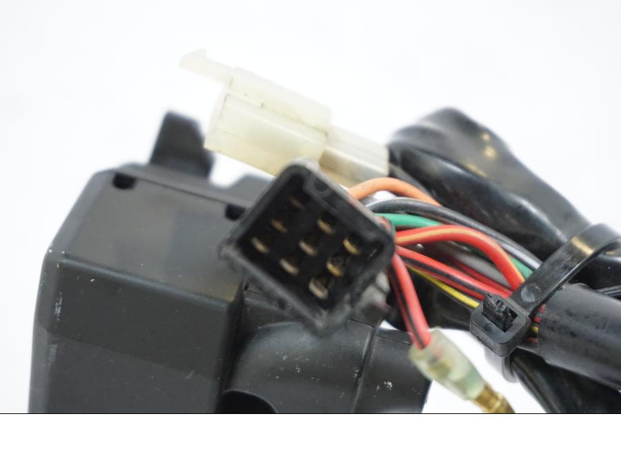 Snett nerifrån på Styrelreglage från en Kawasaki GPZ 500 -1993 motorcykel.