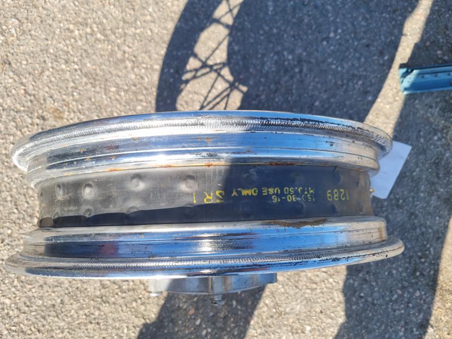 Baksidan på Fälg från en Yamaha XV 1600 -2002 motorcykel.