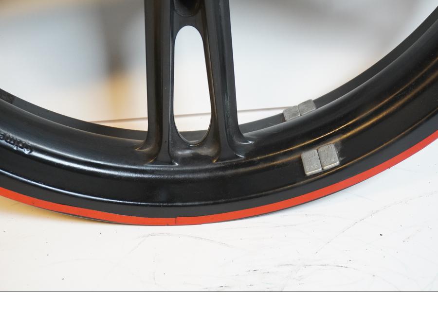 Vänster sida på Fälg från en Yamaha YZF-R 125 -2009 motorcykel.