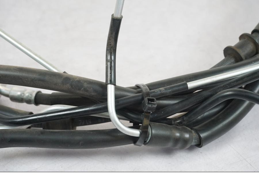 Snett nerifrån på Bromsledning från en Kawasaki Z 900 -2019 motorcykel.