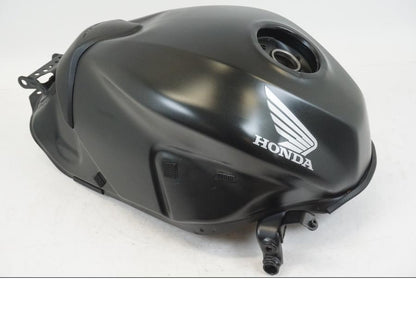 Framsidan på Bensintank från en Honda CB 650 F Hornet -2017 motorcykel.