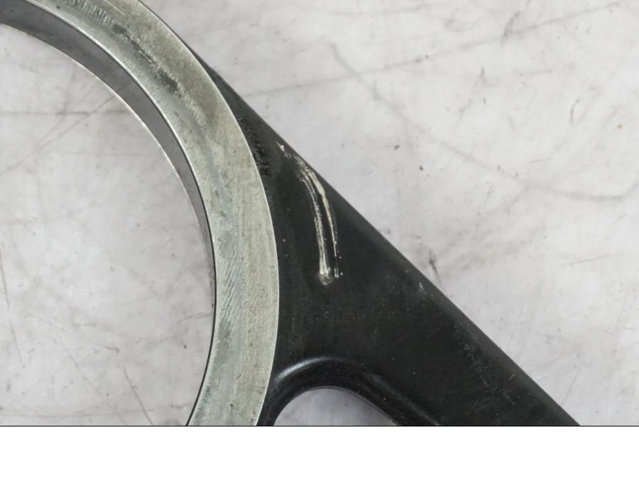 Vänster sida på Bromsoksfäste från en Ducati Diavel -2015 motorcykel.