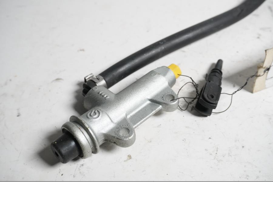 Baksidan på Bromshuvudcylinder från en BMW S 1000 RR -2014 motorcykel.