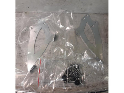 Baksidan på Vindrutefäste från en Yamaha XVS 650 -2000 motorcykel.