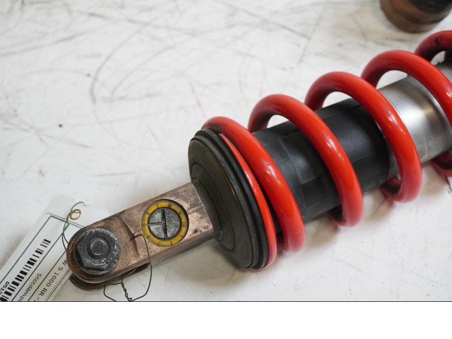 Snett uppifrån på Stötdämpare från en BMW S 1000 RR -2010 motorcykel.