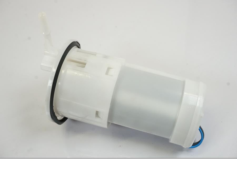 Vänster sida på Bensinpump insprut från en Triumph Trident -2021 motorcykel.