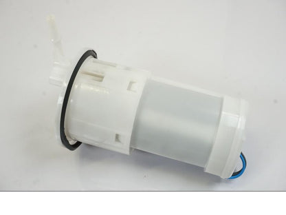 Vänster sida på Bensinpump insprut från en Triumph Trident -2021 motorcykel.