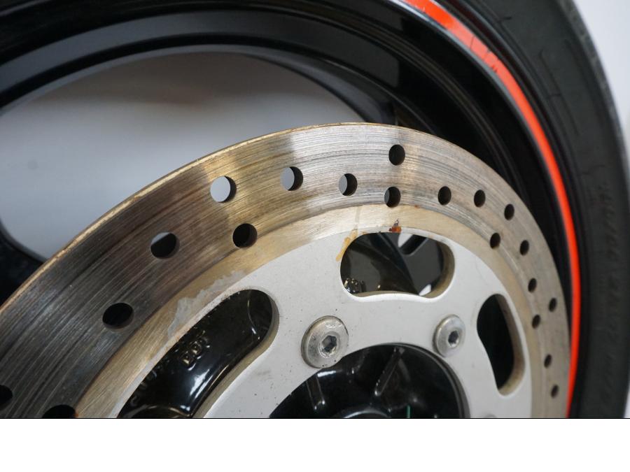 Snett uppifrån på Hjulpaket från en Kawasaki VN 1500 Mean Streak -2003 motorcykel.