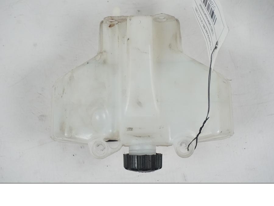 Snett uppifrån på Vattenexpansionskärl från en MV Agusta Dragster -2014 motorcykel.