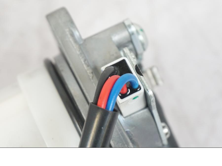 Snett uppifrån på Bensinpump insprut från en KTM 1290 Super Duke R -2022 motorcykel.