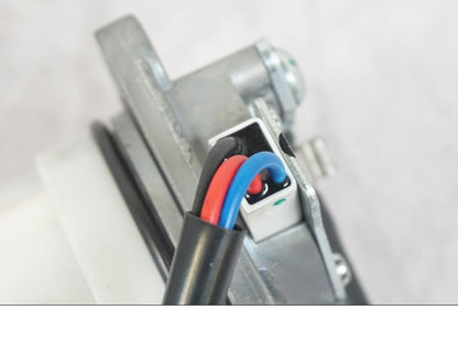 Snett uppifrån på Bensinpump insprut från en KTM 1290 Super Duke R -2022 motorcykel.