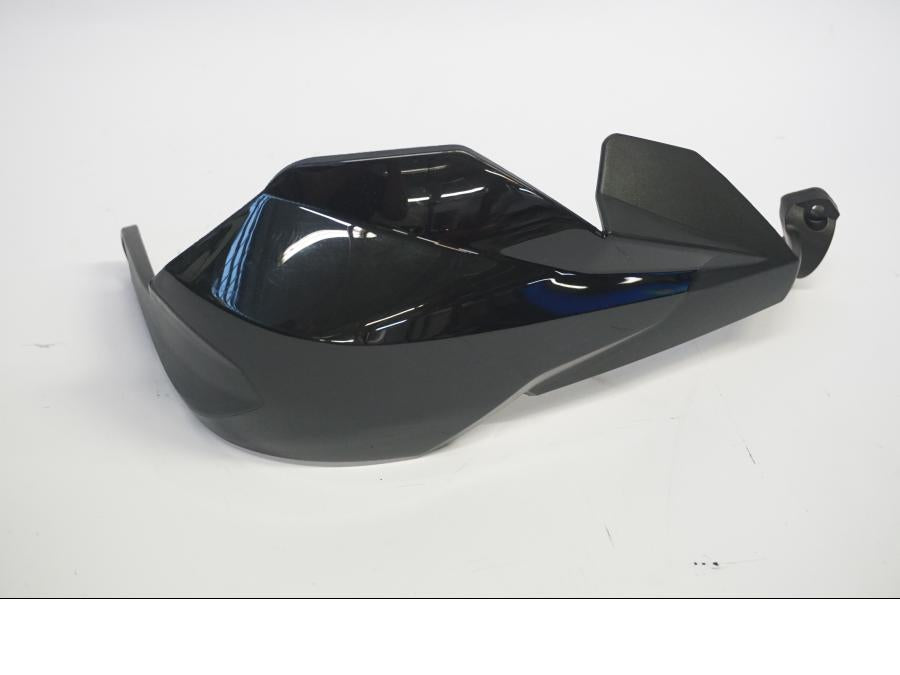 Framsidan på Handskydd från en KTM 125 Duke -2011 motorcykel.