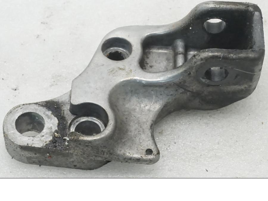 Framsidan på Fotpinnefäste från en Triumph Legend TT -2000 motorcykel.