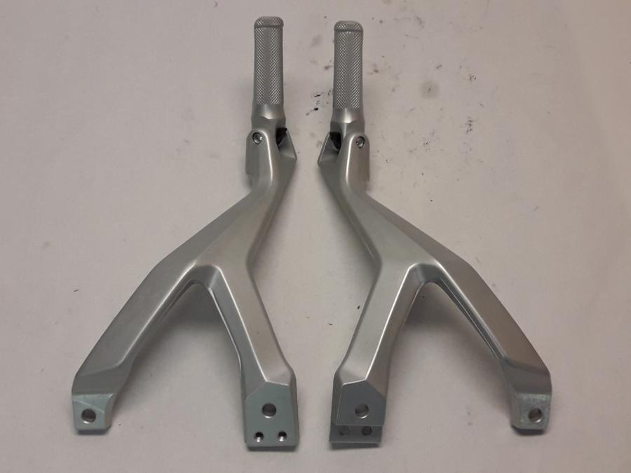 Framsidan på Fotpinnefäste från en Ducati 1299 Panigale -2016 motorcykel.