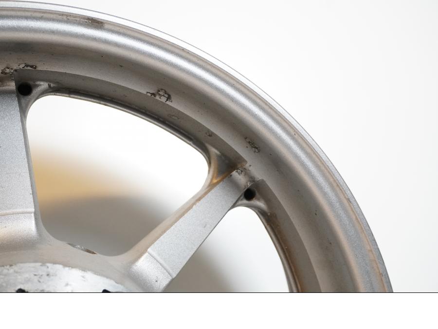 Vänster sida på Fälg från en Yamaha XVS 1300 -2008 motorcykel.