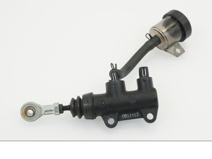 Snett uppifrån på Bromshuvudcylinder från en KTM 1290 Super Duke -2020 motorcykel.