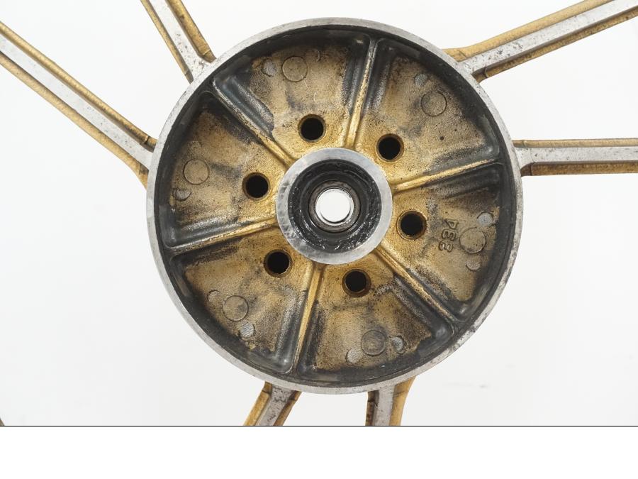 Höger sida på Fälg från en Suzuki GSX 550 EF -1985 motorcykel.