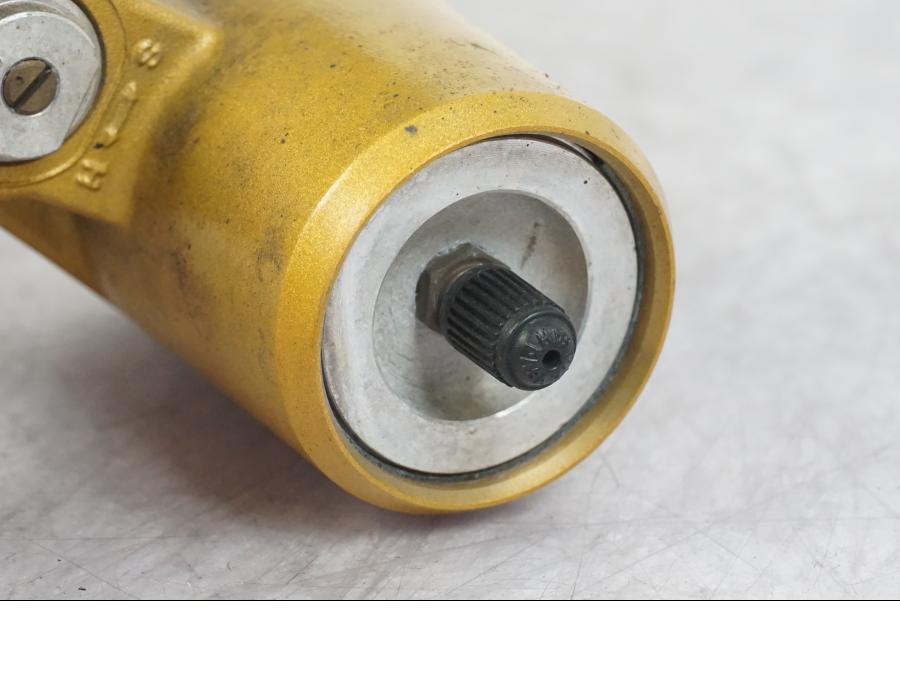 Snett nerifrån på Stötdämpare från en Kawasaki ZX-6R -2006 motorcykel.