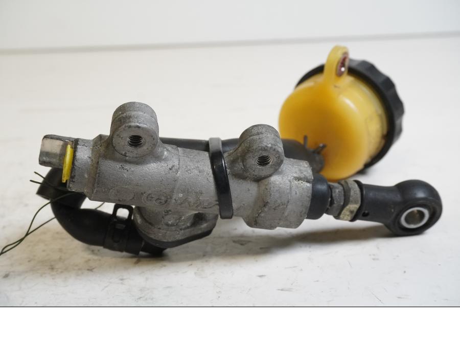 Baksidan på Bromshuvudcylinder från en Honda CBR 900 RR -2002 motorcykel.