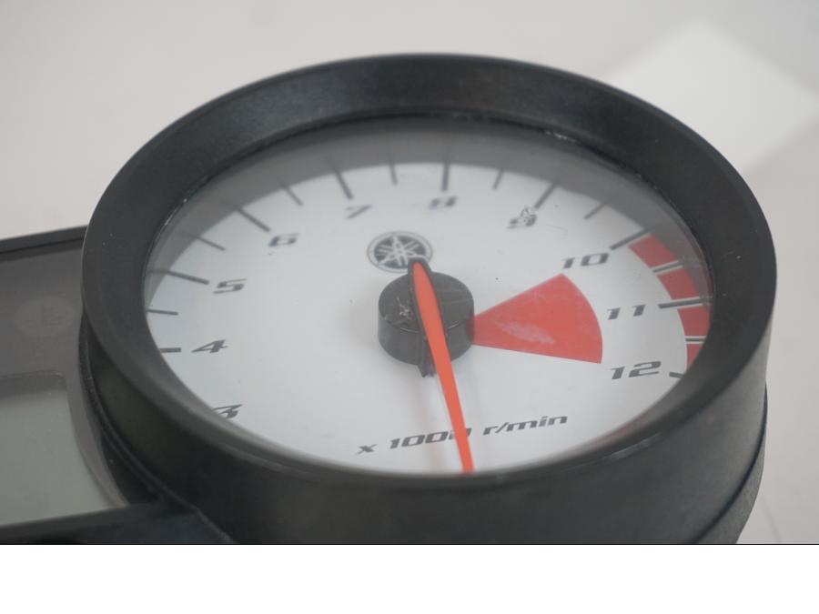 Snett uppifrån på Instrumentpanel från en Yamaha YZF-R 125 -2008 motorcykel.