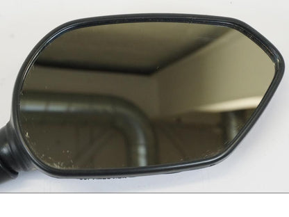 Baksidan på Backspegel från en Triumph Trident -2021 motorcykel.