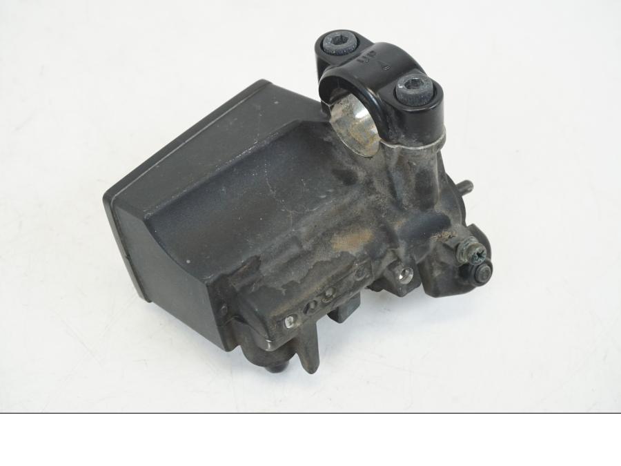 Snett nerifrån på Bromshuvudcylinder från en Yamaha XSR 700 -2016 motorcykel.