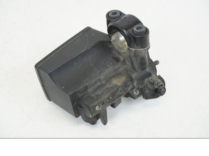 Snett nerifrån på Bromshuvudcylinder från en Yamaha XSR 700 -2016 motorcykel.