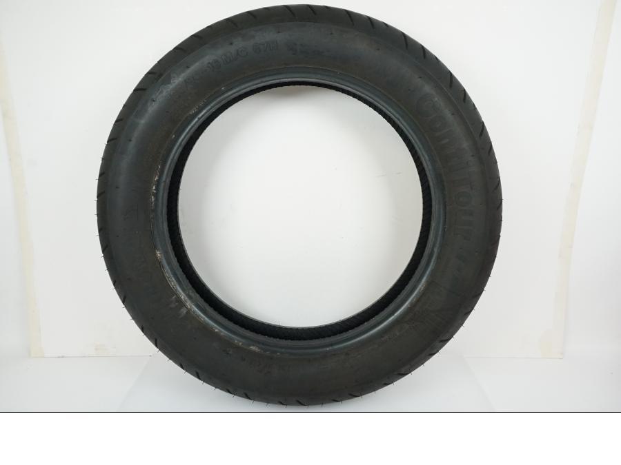 Framsidan på <p>Däck: Continental Contitour.</p>

<p>Dimension: 130/90-16 M/C 67H.</p>

<p>Tillv. 1719.</p>

<p>Mönsterdjup: ca. 60 %, Begagnad däck.</p> moped.