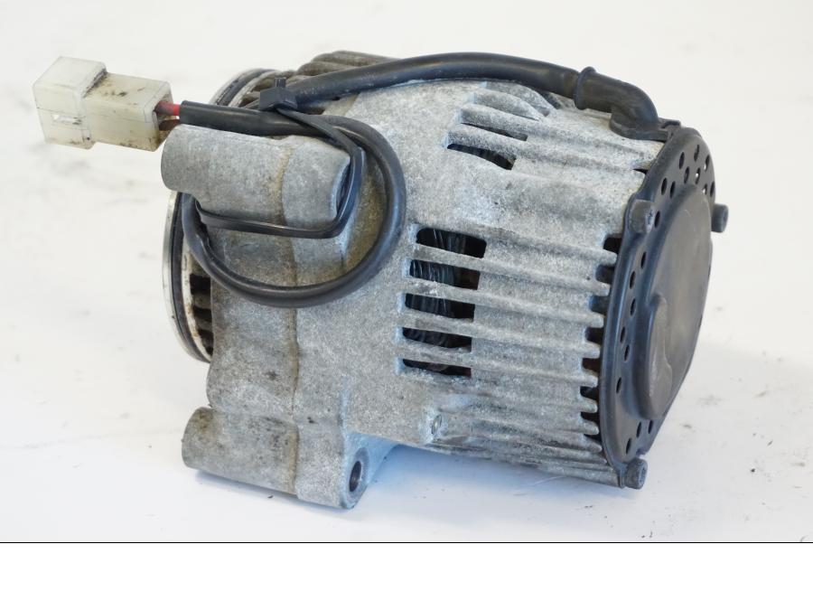 Höger sida på Generator från en Yamaha YZF 1000 R -1997 motorcykel.