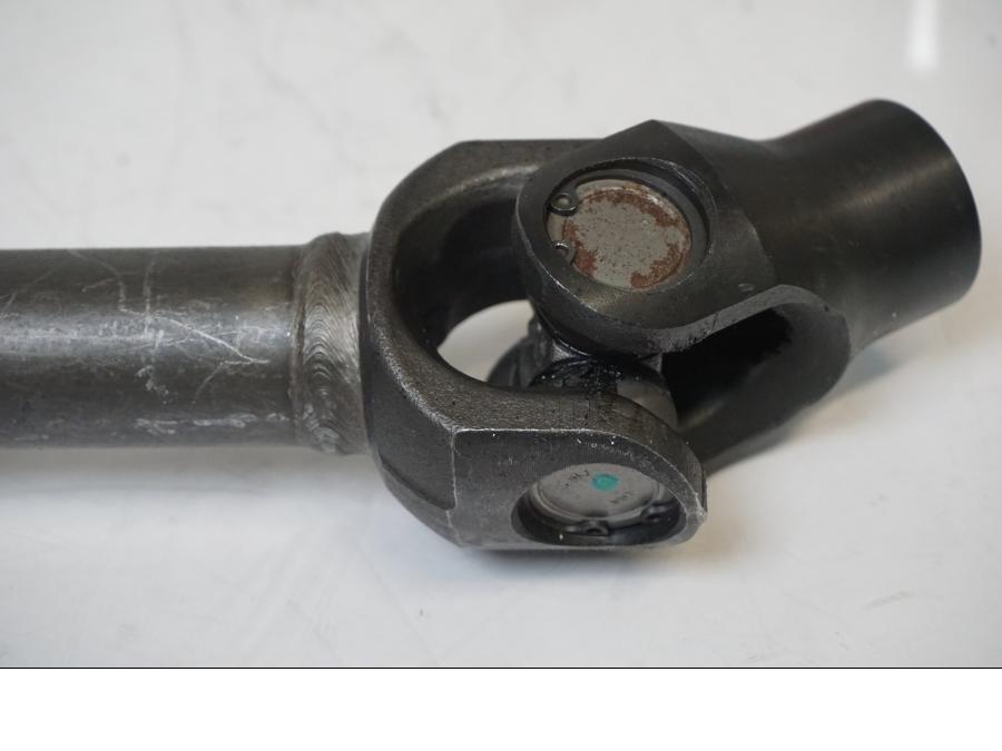 Vänster sida på <p>Kardanaxel från Triumph Tiger Explorer 2010.</p>

<p>Med låsring.</p> motorcykel.