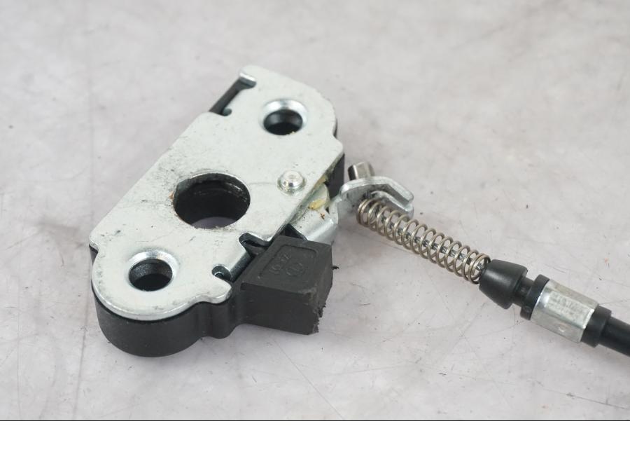 Snett uppifrån på Sadellåsmekanism från en KTM 1290 Super Duke R -2022 motorcykel.