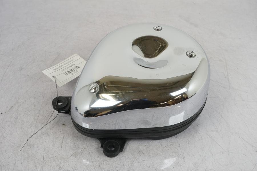 Framsidan på Verktygslåda från en Suzuki VZ 800 -2000 motorcykel.