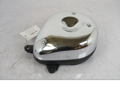 Framsidan på Verktygslåda från en Suzuki VZ 800 -2000 motorcykel.