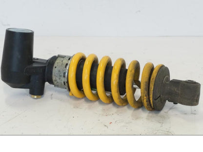 Baksidan på Stötdämpare från en Honda CBR 900 RR -2001 motorcykel.