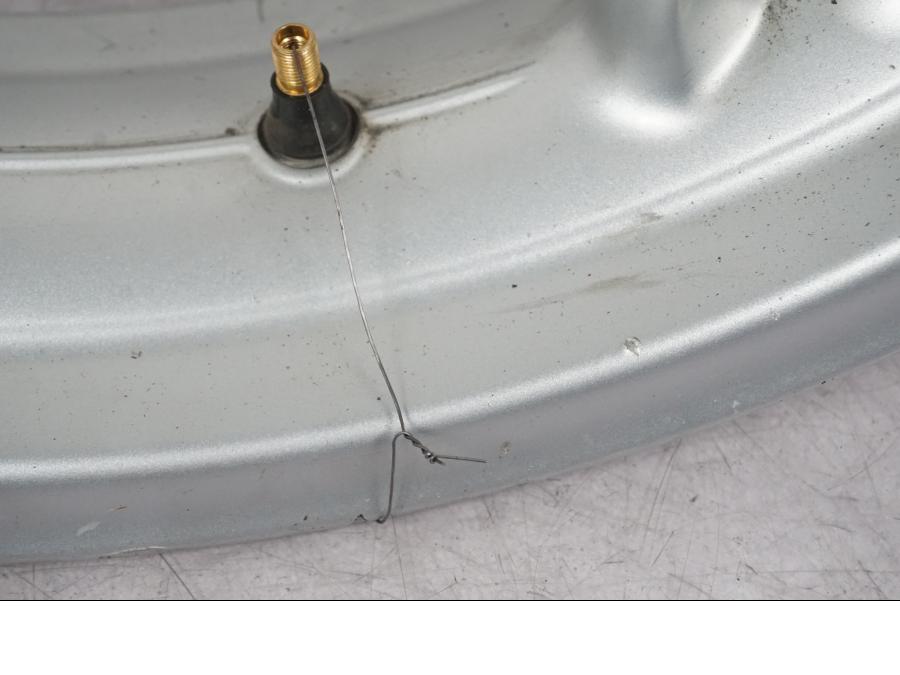 Snett nerifrån på Fälg från en BMW R 1200 GS -2005 motorcykel.