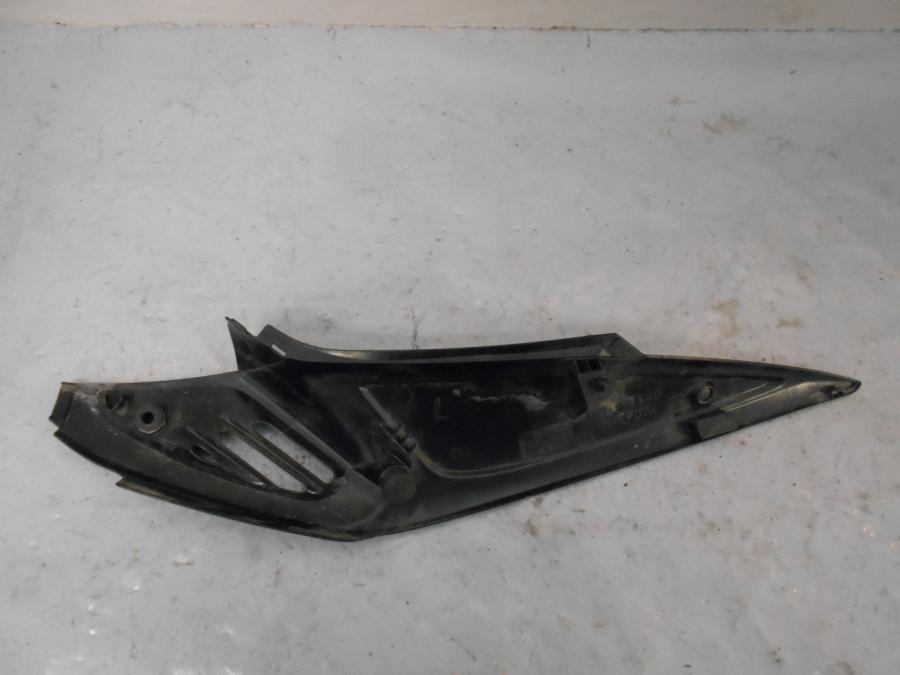 Baksidan på Sidopanel från en Suzuki DL 650 -2013 motorcykel.