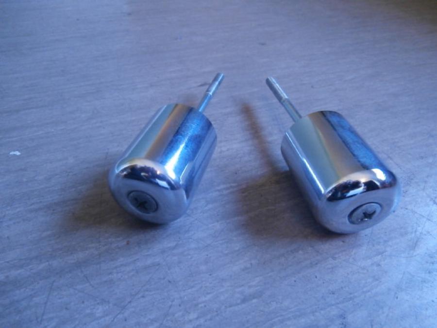 Framsidan på Styrvikt från en Suzuki VL 800 -2004 motorcykel.