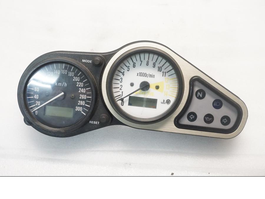 Framsidan på Instrumentpanel från en Kawasaki ZX-9R -1998 motorcykel.