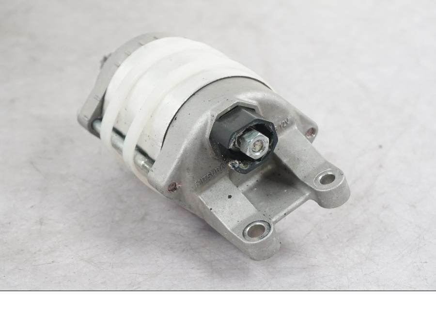 Snett nerifrån på Startmotor från en Ducati Multistrada V4 -2024 motorcykel.