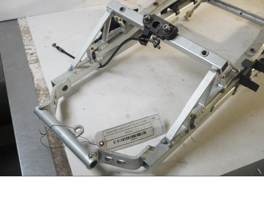 Baksidan på Bakram från en Aprilia RSV 1000 R Tuono -2006 motorcykel.