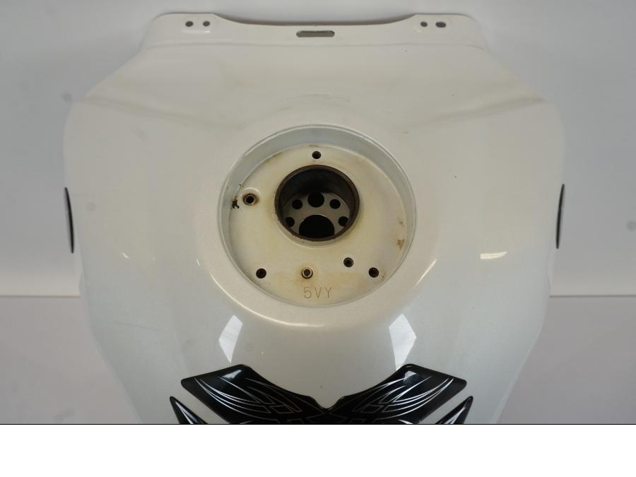 Snett nerifrån på Bensintank från en Yamaha YZF 1000 R1 -2009 motorcykel.