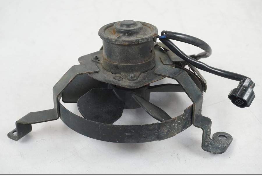 Snett uppifrån på Vattenkylfläkt från en Suzuki SV 650 S -2005 motorcykel.