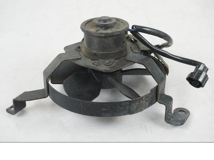 Snett uppifrån på Vattenkylfläkt från en Suzuki SV 650 S -2005 motorcykel.