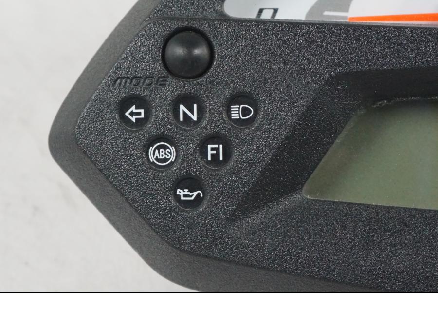 Höger sida på Instrumentpanel från en Kawasaki ER-6N ABS -2010 motorcykel.