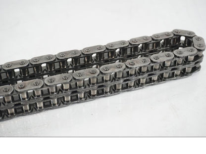 Snett nerifrån på Kedja från en H-D Softail Standard FXST -2001 motorcykel.