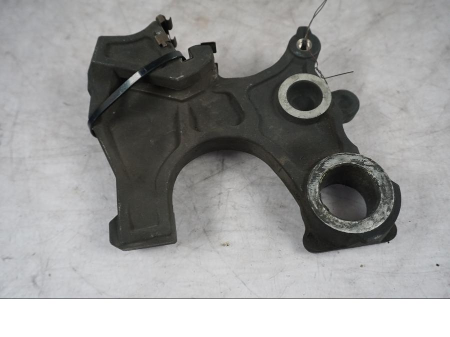 Framsidan på Bromsoksfäste från en Suzuki GSX 1300 BK -2008 motorcykel.