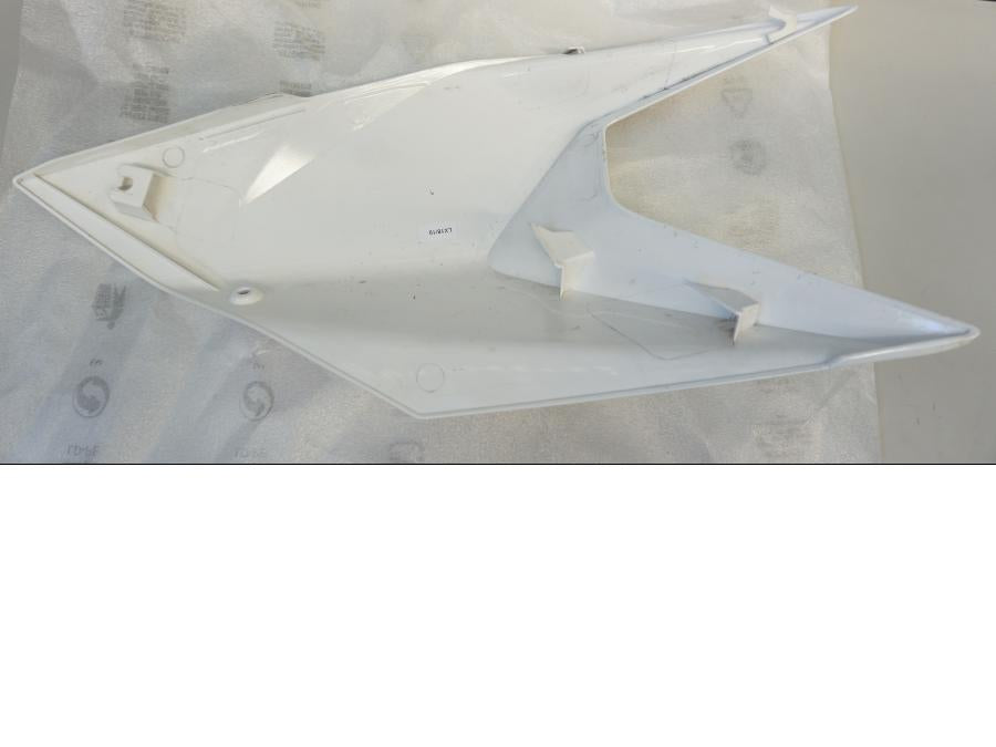 Höger sida på Bensintankskåpa från en KTM 1290 Super Duke -2021 motorcykel.